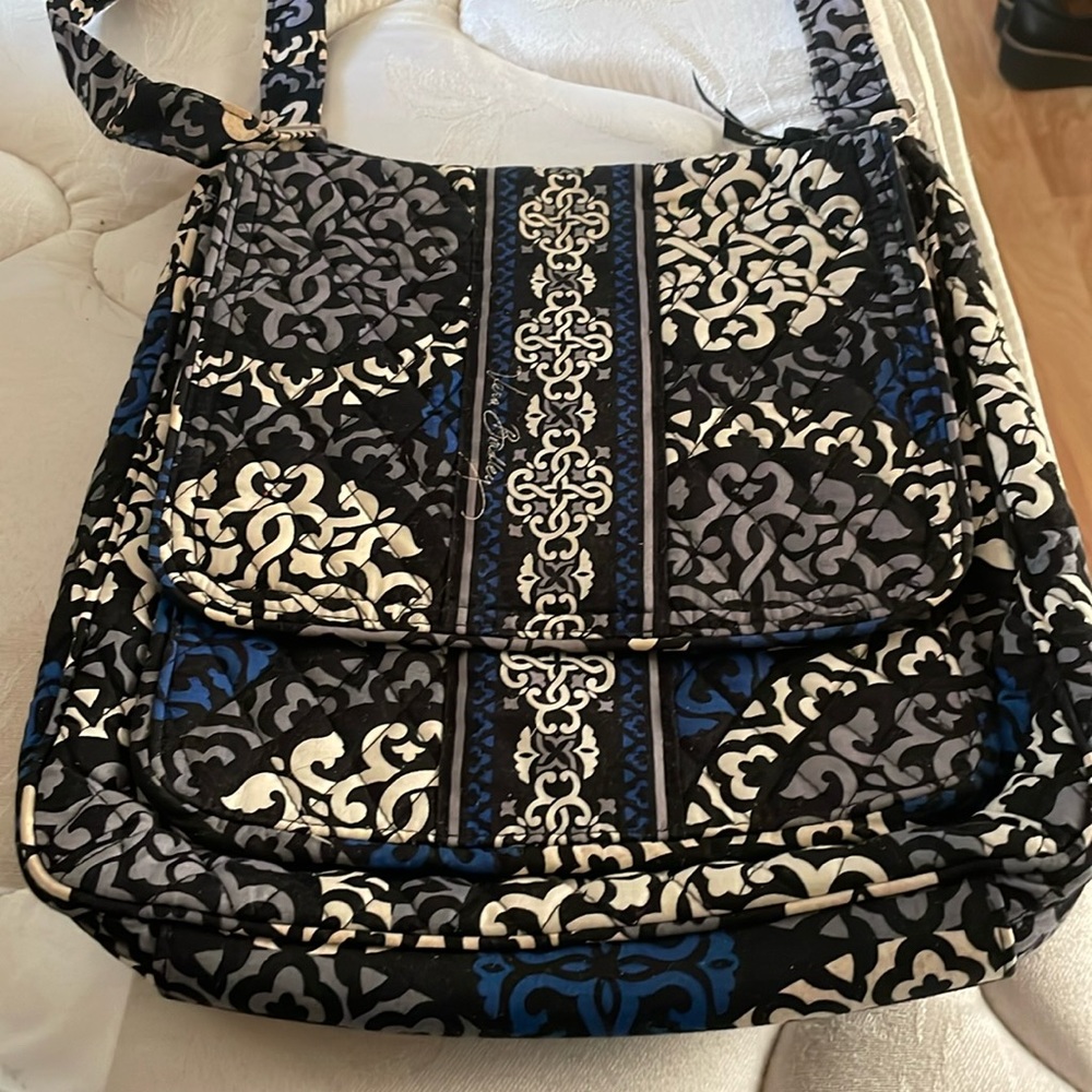 Crossbody Vera Bradley with cosmetic bag.